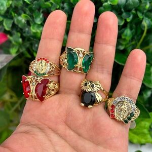 lot of 5 fashion rings -various sizes